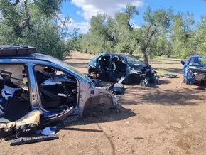Aus der Luft: Autofriedhof in Süditalien entdeckt
