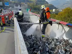 Brand bei der Autobahnausfahrt in Klausen