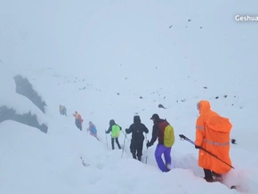 1.000 Bergsteiger am Mount Everest von Schneesturm eingeschlossen