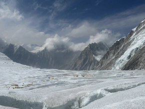 350 Touristen von Mount Everest gerettet