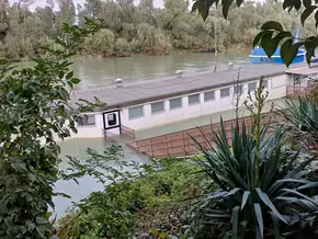 Schwimmendes Restaurant in der Etsch versunken