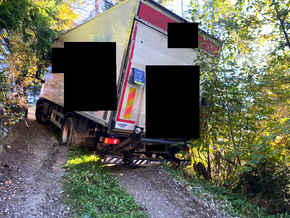 Lastwagen droht am Rosskopf umzustürzen