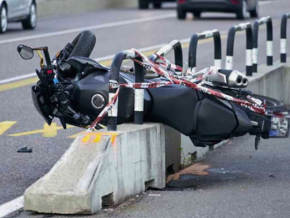 Motorrad bleibt in Absperrung stecken