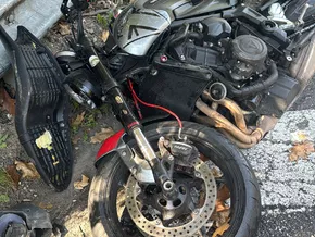 Motorradlenker [27] bei Unfall in Frangart schwerstens verletzt