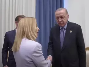 Erdogan witzelt mit Meloni - Macron lacht mit