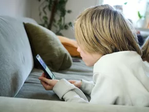 Abendliches Handyverbot verbessert Schlaf und Schulnoten