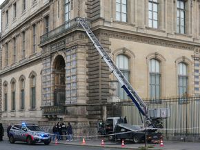 Einbruch im Louvre – Lastenaufzugsfirma macht Werbung