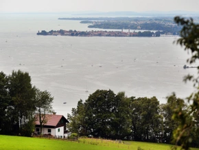 Motorboot kollidierte am Bodensee mit Segelschiff – Frau tot