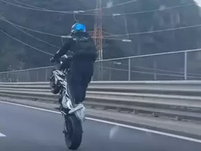 Lebensgefährlicher Stunt mitten auf der MeBo