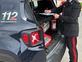 Carabinieri knipsen Familie das Licht aus