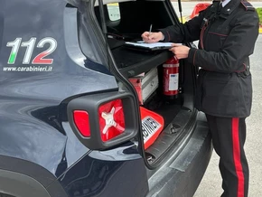 Carabinieri knipsen Familie das Licht aus