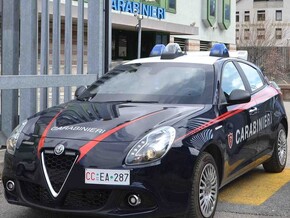 Gewalttätiger Sohn öffnet den Carabinieri die Haustür