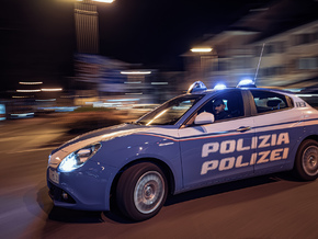 Beim Einbruch durchs Fenster von Polizisten überrascht