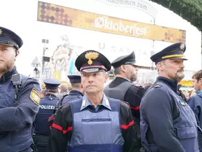Südtiroler Carabinieri sichern Oktoberfest