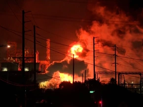 „Explosion wie Erdbeben“ – Raffinerie brennt lichterloh
