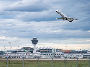 Flugzeuge starten und landen wieder am Münchner Flughafen