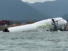 Frachtflugzeug rutscht von der Landebahn