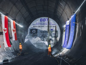 BBT durchbricht die Haupttunnelröhre Ost