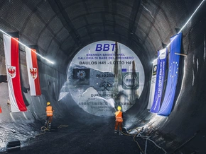 BBT durchbricht die Haupttunnelröhre Ost