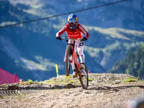 Höll mit Sieg zum vierten Downhill-Gesamtweltcupsieg