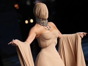 Kim Kardashian verhüllt bei Gala in Los Angeles