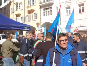 2.000 Menschen demonstrieren für Erhalt der Stahlwerke Valbruna