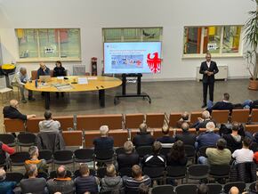 Fahrzeuginspektion: Vertreter von über hundert Werkstätten bei Treffen