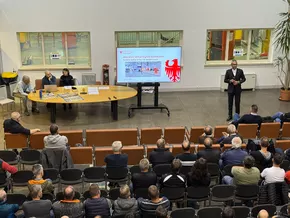 Fahrzeuginspektion: Vertreter von über hundert Werkstätten bei Treffen