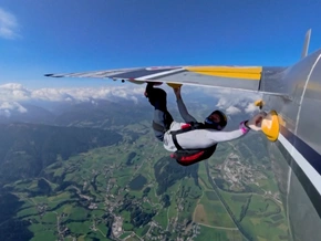 Rekord: Slowene klettert um fliegendes Flugzeug – VIDEO