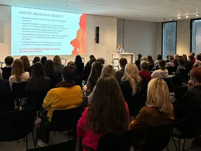 Gemeinsam gegen Gewalt an Frauen: Unternehmen wollen aktiven Beitrag leisten