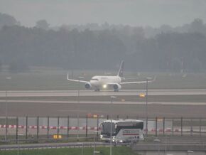 Flugzeuge starten und landen wieder am Münchner Flughafen