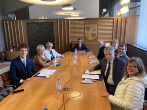 Regionalassessor Luca Guglielmi trifft ladinische Vertreter aus dem Belluno
