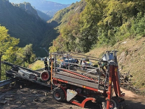 Prissian: Traktor stürzt Hang hinab