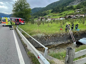 Fahrzeug stürzt in Bach: Zwei Touristen verletzt