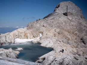 Urlauber mit Mietauto auf dem Weg zum Dachstein