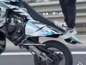 Waghalsiger Stunt auf der MeBo: Polizei ermittelt nach viralem Video