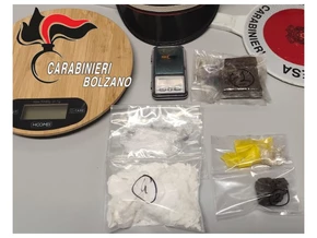 Dealer in Meran empfängt Kunden in seiner Wohnung