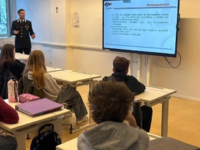 Carabinieri leisten Sensibilisierungsarbeit mit Jugendlichen