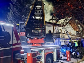 Corvara: Dachstuhl eines Wohngebäudes in Flammen