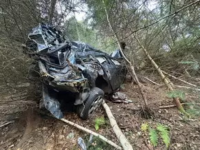 Auto stürzt in Lüsen 150 Meter ab
