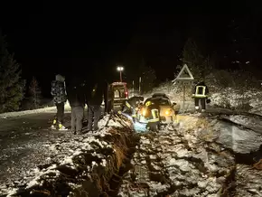 Sportwagen schlittert von der Straße