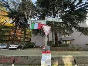 Italienische Fahnen an Straßenschildern in Bozen sorgen für Kritik