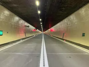 Alkolenker kracht mit Pick-up gegen Wand im Arlbergtunnel