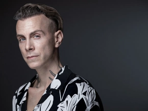 Asaf Avidan lädt bei Wien-Konzert in ein Wohnzimmer der 40er