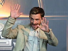 Jonathan Bailey will sich beim Kinderkriegen nicht hetzen