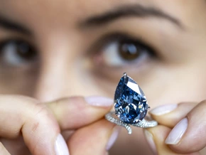 Blauer Diamant aus Promi-Besitz bringt bei Auktion Millionen