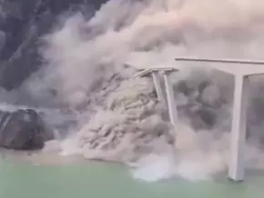 Riesige Autobahnbrücke in China stürzt ein – VIDEO