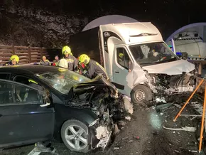 Nächtlicher Unfall auf der Autobahn fordert drei Verletzte
