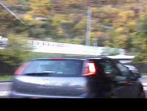 Mittelfinger nach Überholmanöver im Kreisverkehr