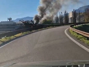 Bozner Industriezone: Drei Wohnwagen werden Raub der Flammen